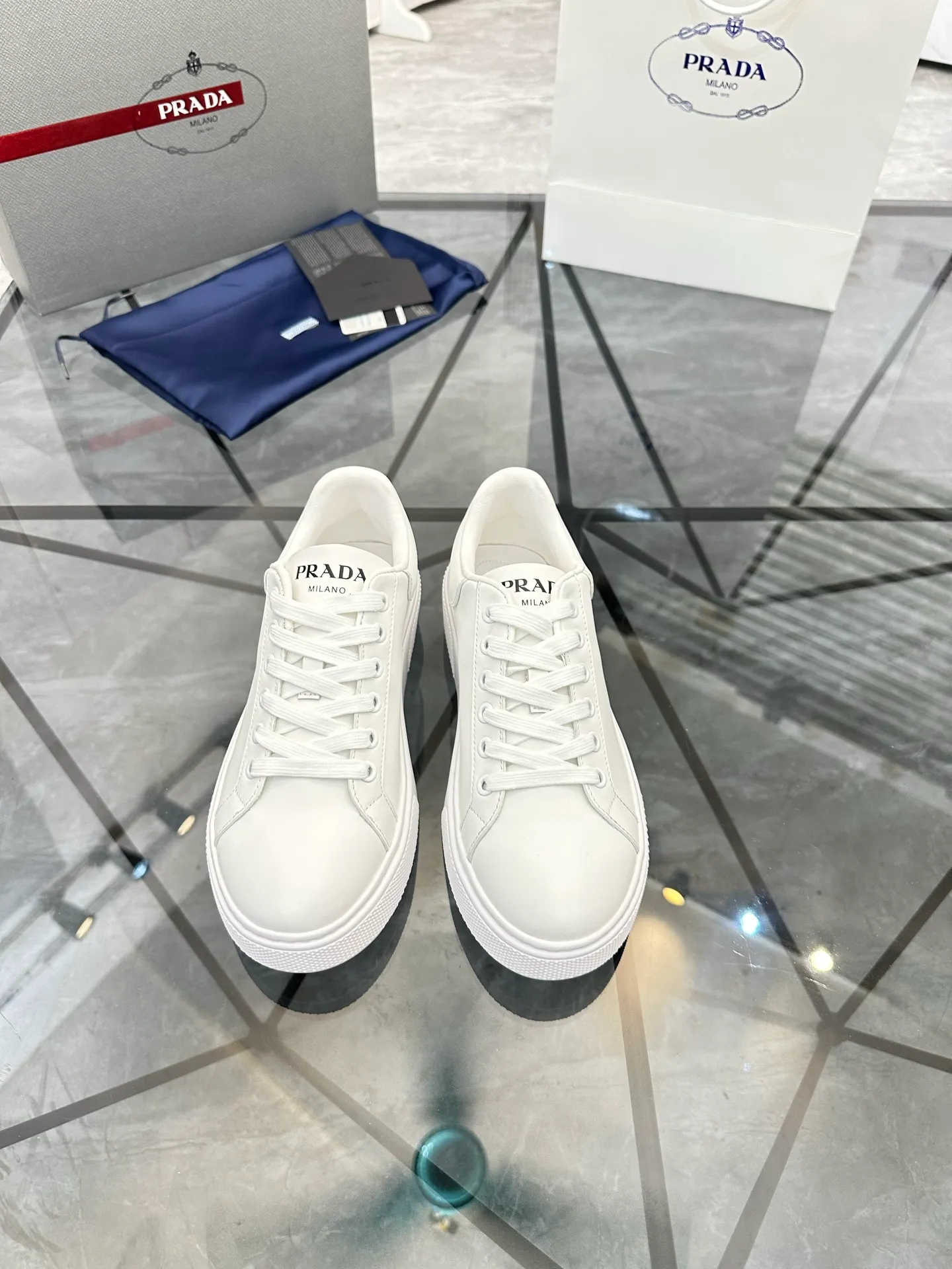 Men's shoes for sale 💰: 💰P520¥ High-end top quality Product trademark: Prada *"Prada*" low-top casual shoes Regular size: 35-45 (can be customized to 46) Couple style Product materials: imported first-layer cowhide leather upper, water-dyed sheep lining, original ultra-light foam outsole. No.: H201